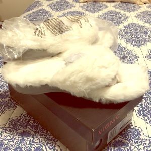 NWT Vionic plush size 9 slip on white slippers